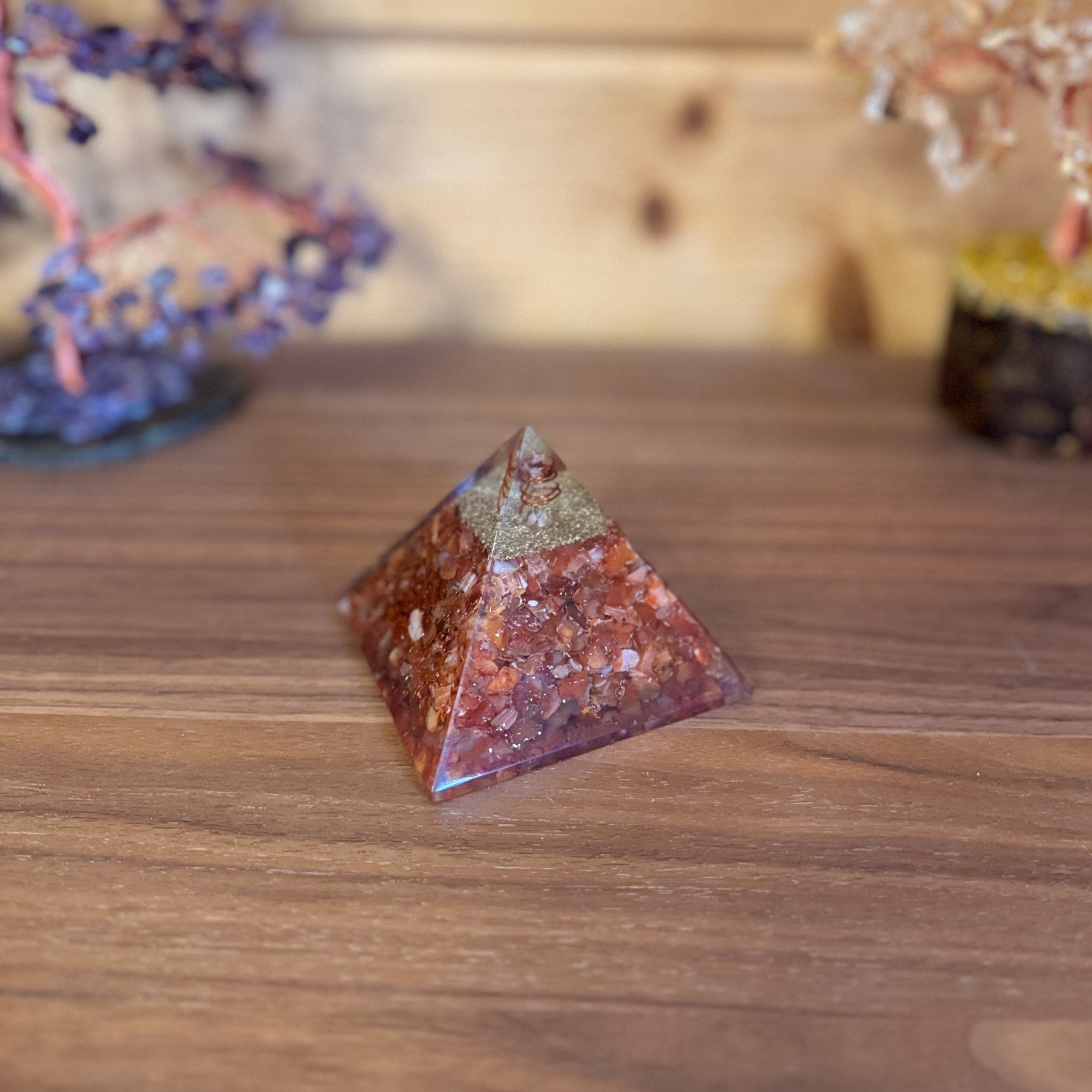 Pyramide Orgonite en Cornaline