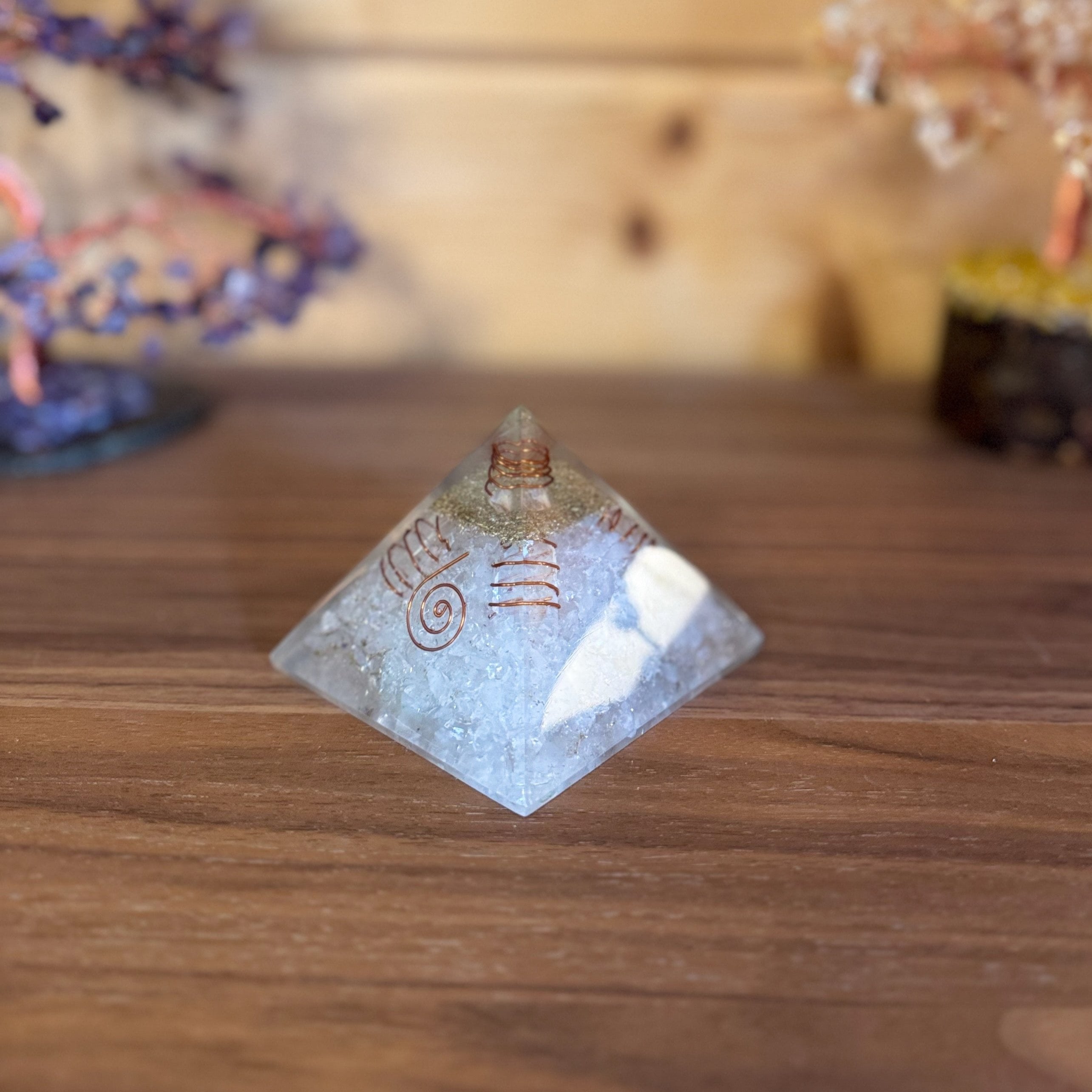 Pyramide Orgonite en quartz clair