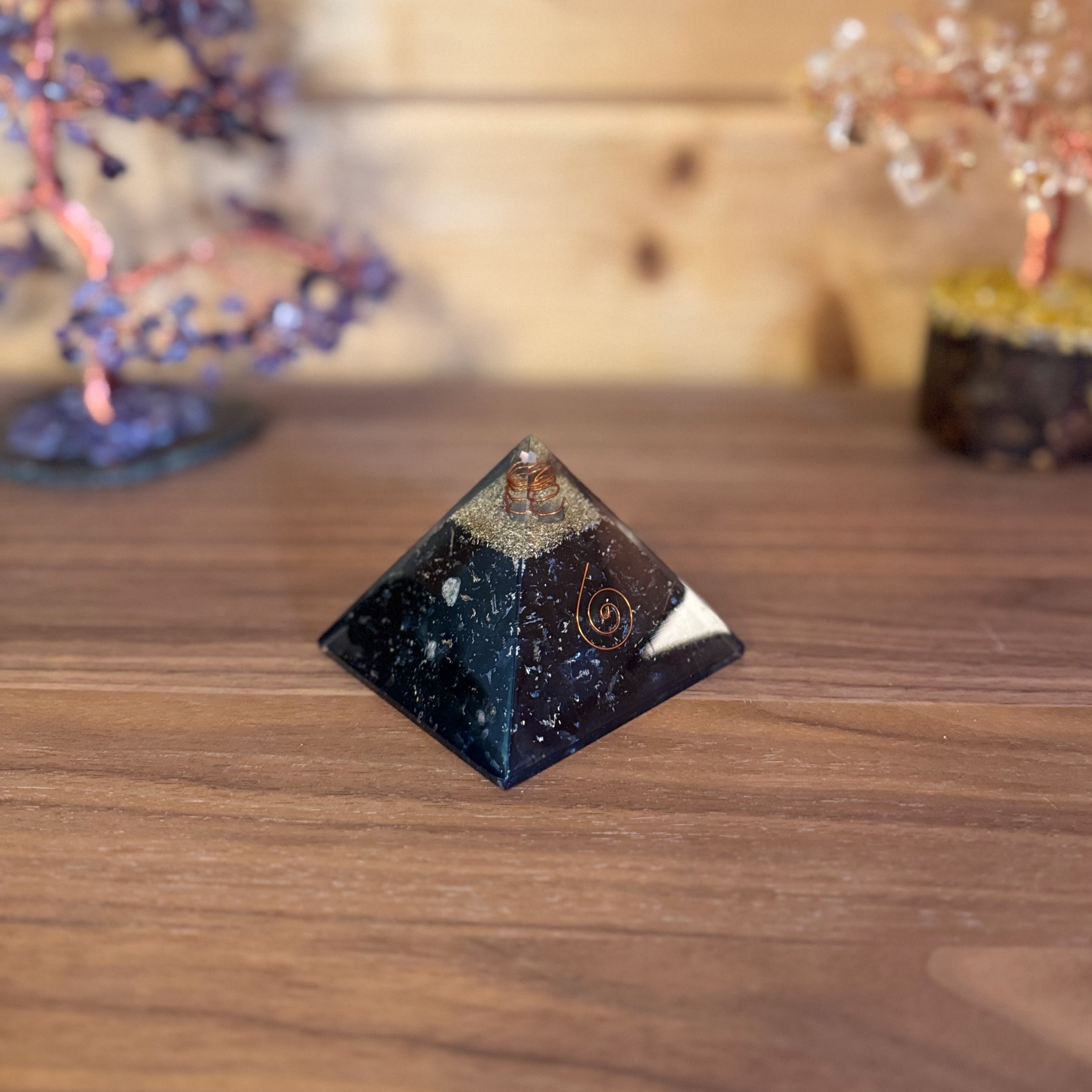 Pyramide Orgonite en tourmaline noire