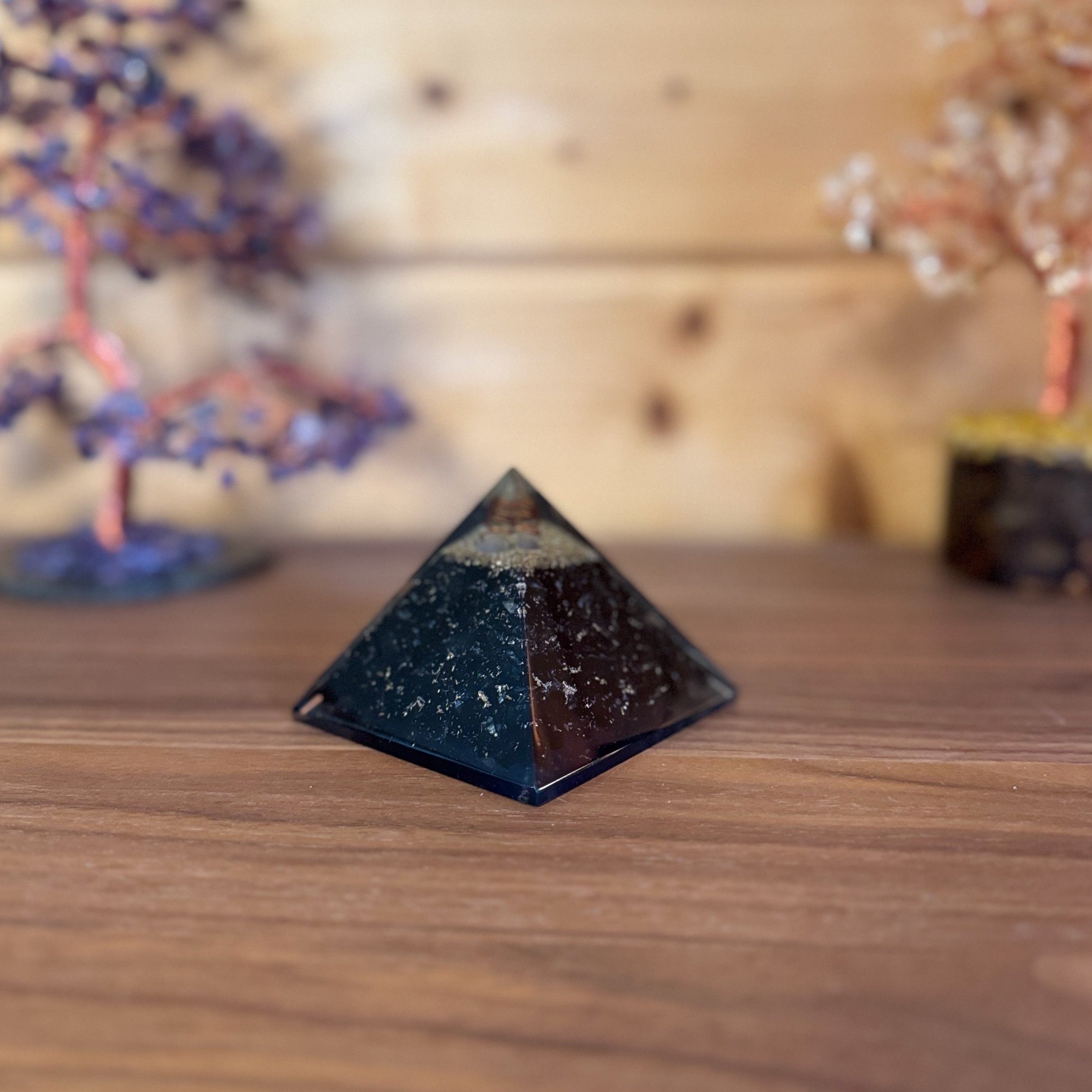 Pyramide Orgonite en tourmaline noire