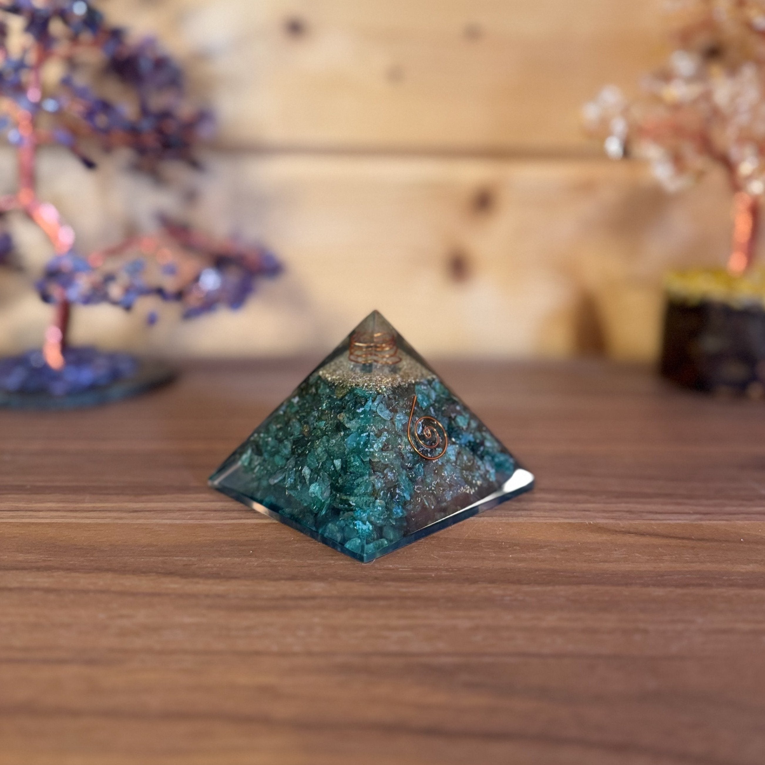 Pyramide Orgonite en mica vert